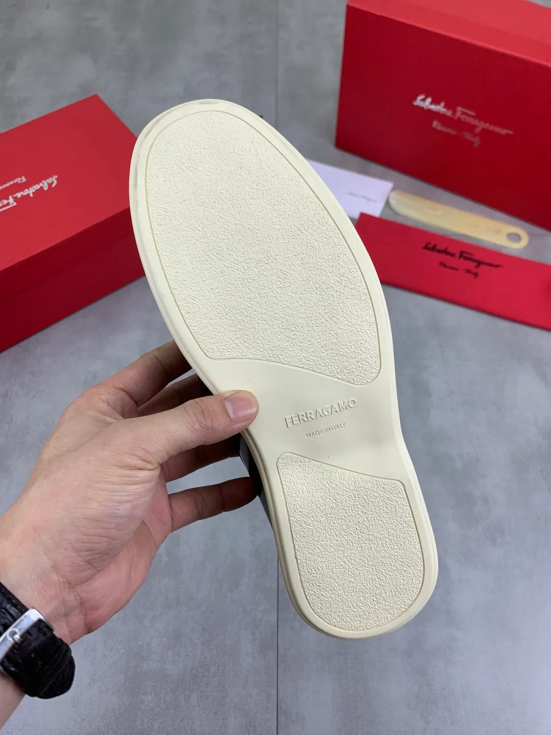 Men's Men's Shoes 💰P580💰[New Style] Water-dyed Niuli 🆘[Salvatore Ferragamo] Ferragamo's latest casual business leather shoes for men! Listed simultaneously! The fabric is made of specially imported original open-edge beaded calfskin, and the interior is made of imported water-dyed cowhide. It is absolutely luxurious and leads the fashion trend. Matching code: 38-44 (45 and 46 can be customized) Black, brown and burgundy colors available